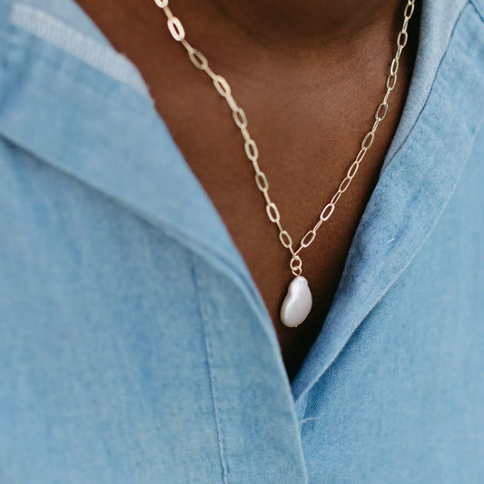 Gold Chain Necklace with A Pearl